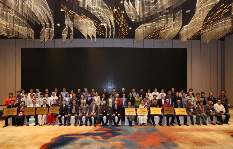 首届国际医养产业合作大会在蓉举办 陈红涛教授获“养生功法创新奖”(图8) 首届国际医养产业合作大会在蓉举办 陈红涛教授获“养生功法创新奖”(图8)