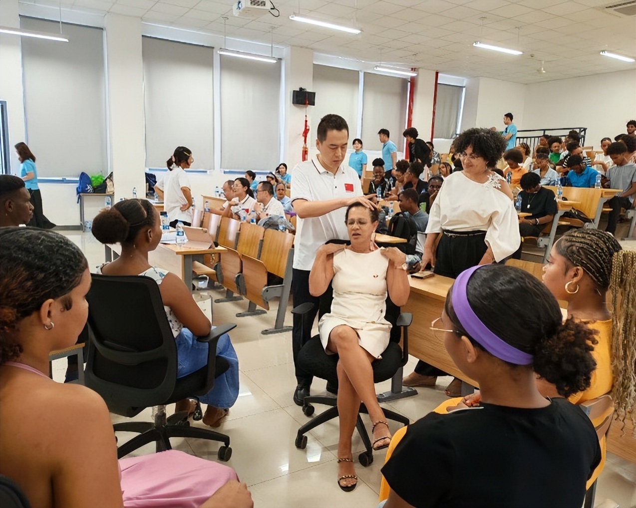 四川中医走进佛得角 针灸讲座掀起健康热潮(图2)